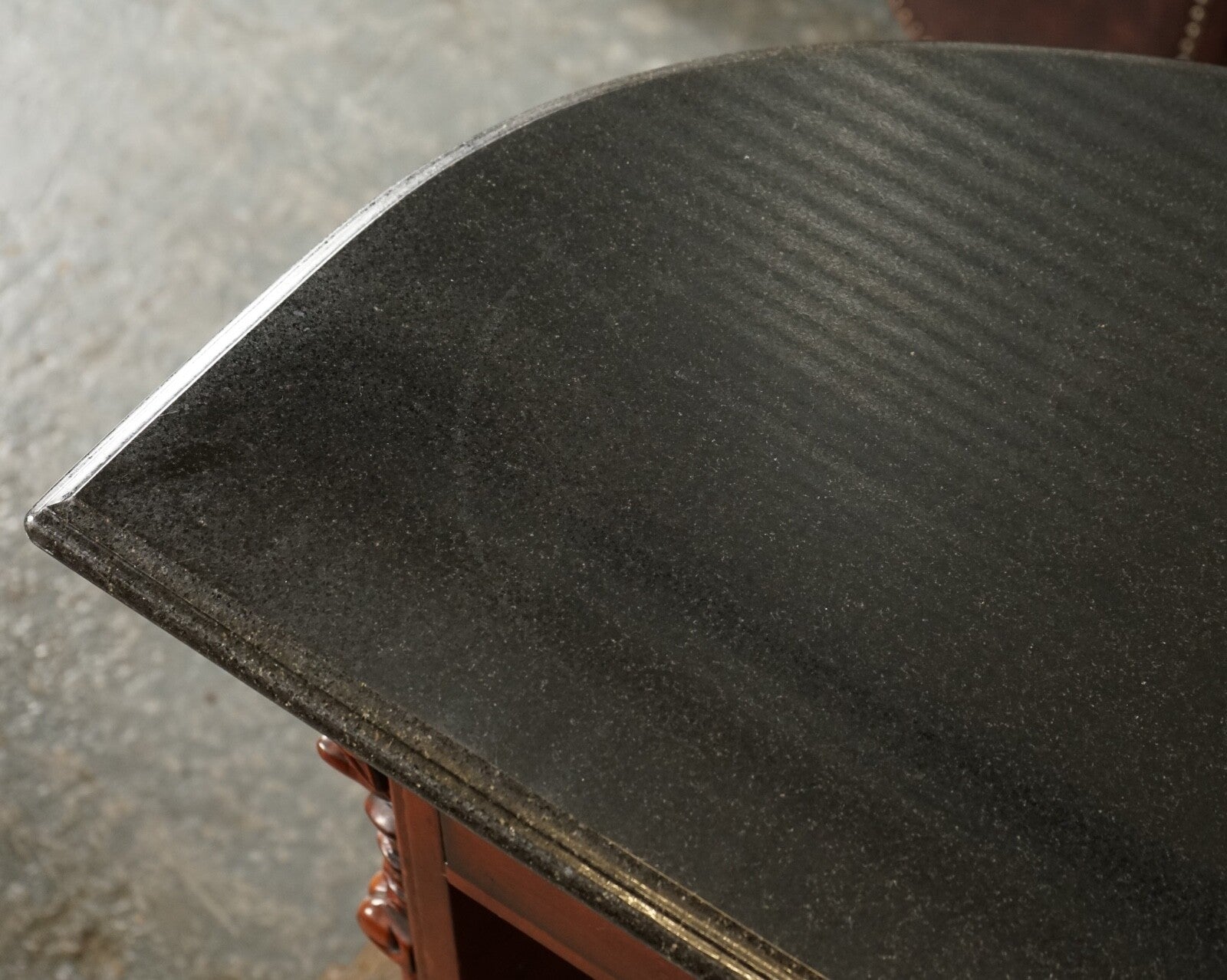 STUNNING HOWARD & MILLER STYLE AMERICAN BAR WITH GRANITE TOP & PAIR OF BARSTOOLS