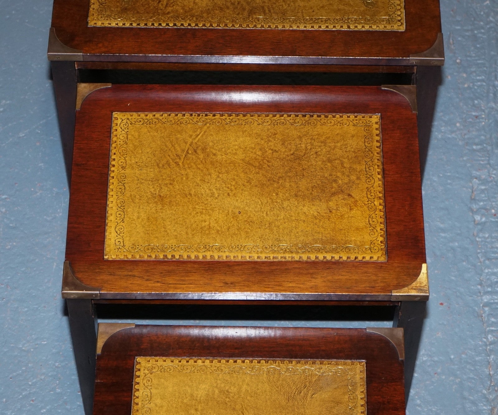VINTAGE MILITARY CAMPAIGN BRASS NEST OF TABLES WITH CAMEL BROWN LEATHER TOPS