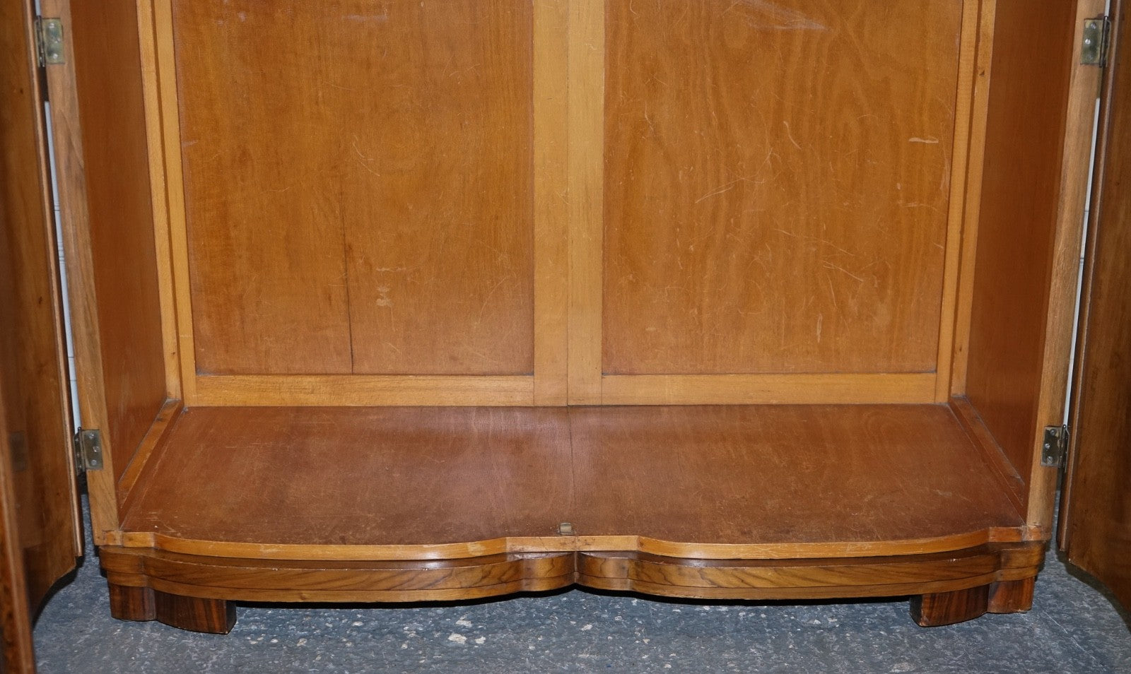 ANTIQUE CIRCA 1930'S ENGLISH BURR WALNUT ART DECO TWO DOOR WARDROBE