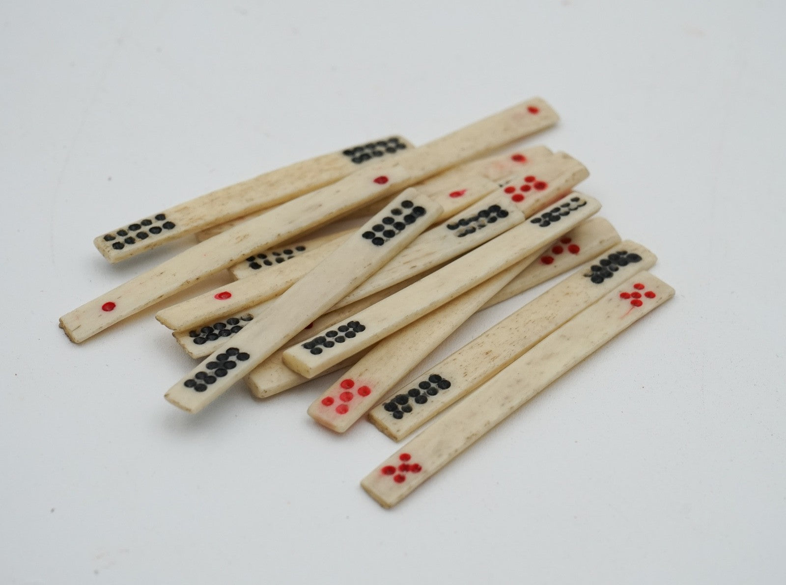 ANTIQUE ASIAN ORIENTAL MAHJONG SET OF 148 TILES IN EDWARDIAN OAK BOX