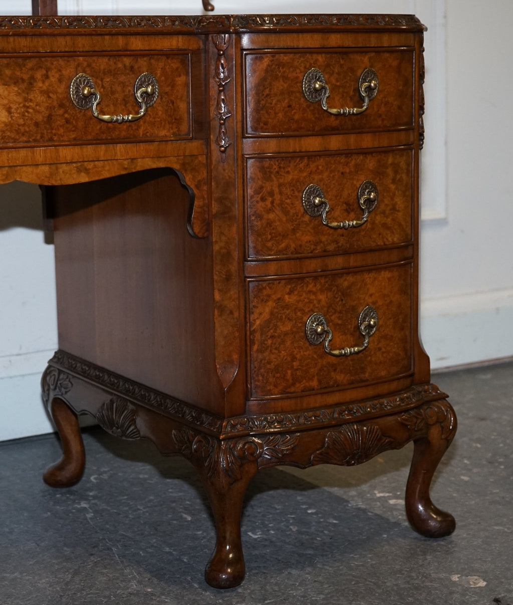 FINE ANTIQUE 1920'S BURR WALNUT HAND CARVED DRESSING TABLE WITH  FOLDING MIRRORS