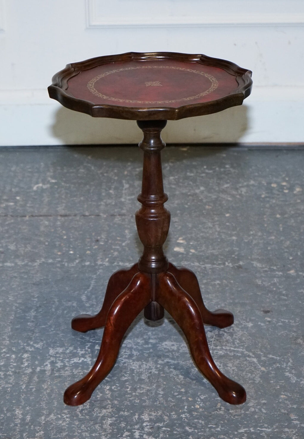 VINTAGE BURGUNDY LEATHER GOLD EMBOSSED SIDE END WINE LAMP OCCASIONAL TABLE