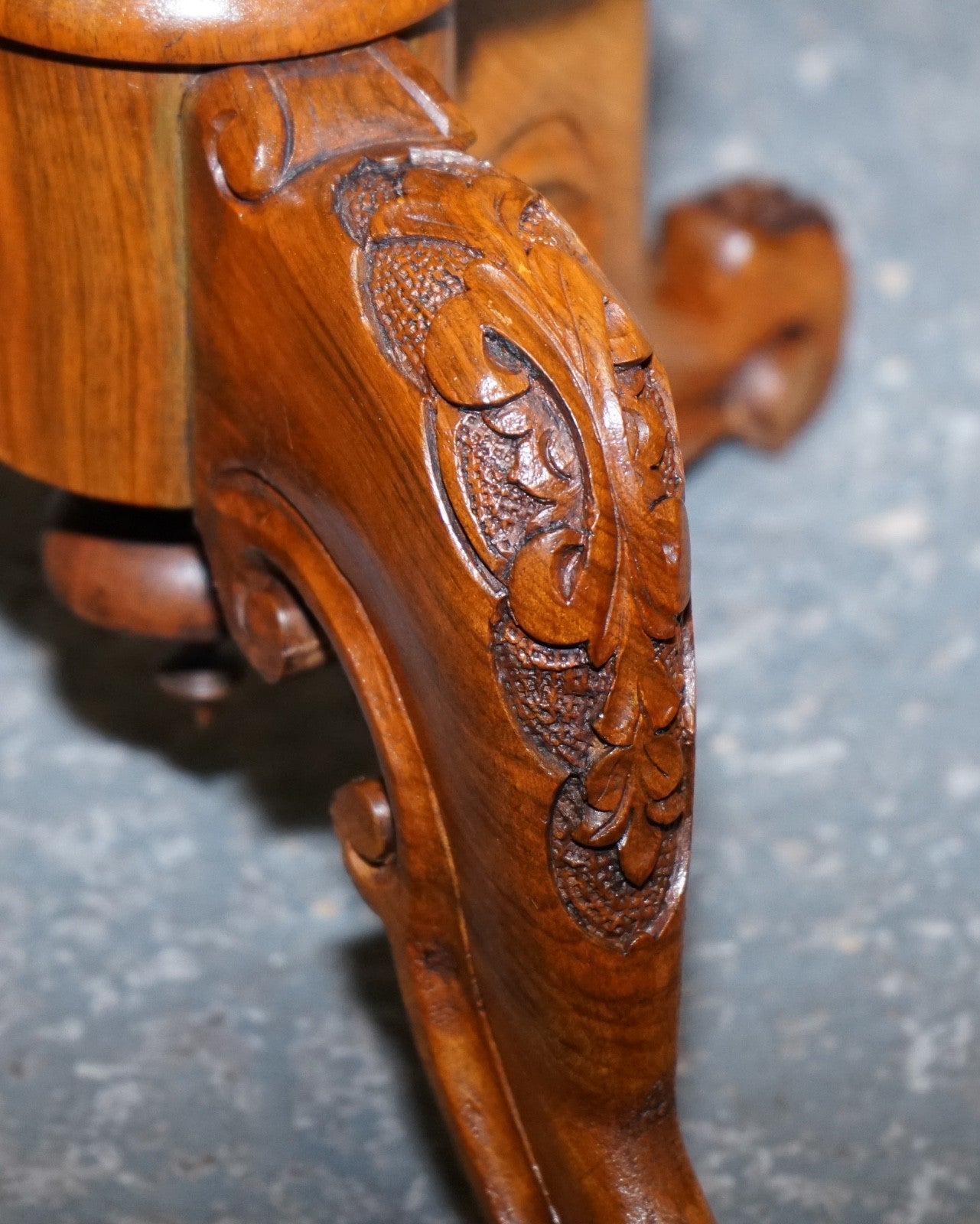 ANTIQUE MARQUETRY BURR WALNUT PEDESTAL SIDE END TABLE WITH CARVED & TURNED BASE