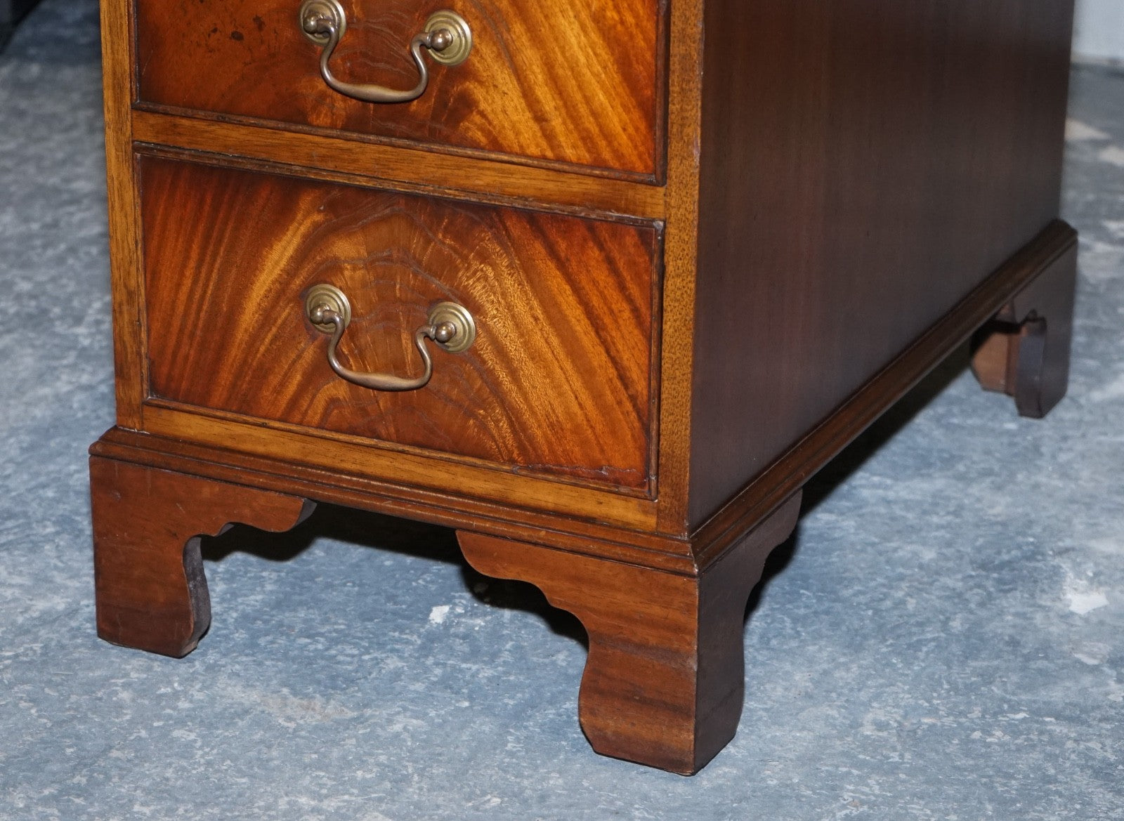 LOVELY BEVAN FUNNELL VINTAGE PEDESTAL DESK WITH HUNTER GREEN LEATHER