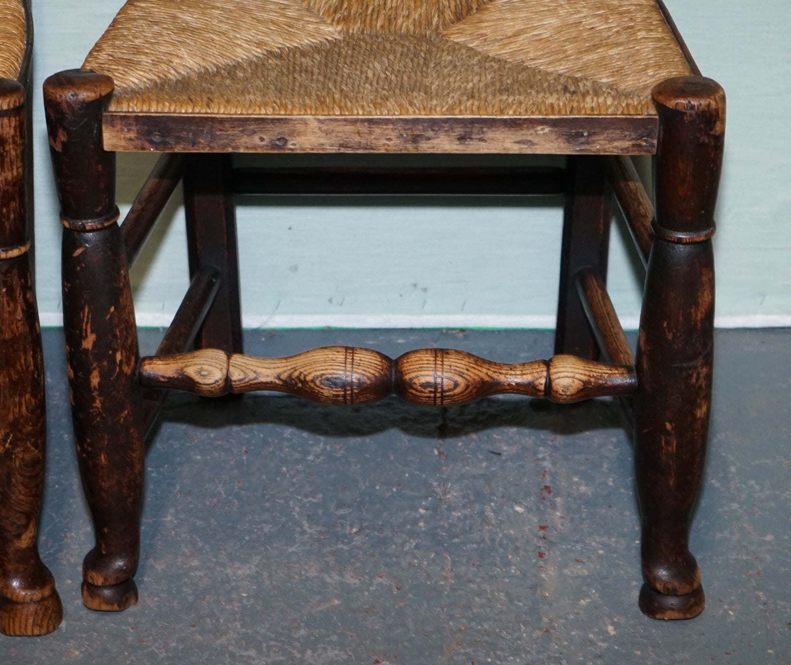 SET OF FOUR SOLID OAK COUNTRY HOUSE STRAW SEAT LADDER BACK DINING CHAIRS