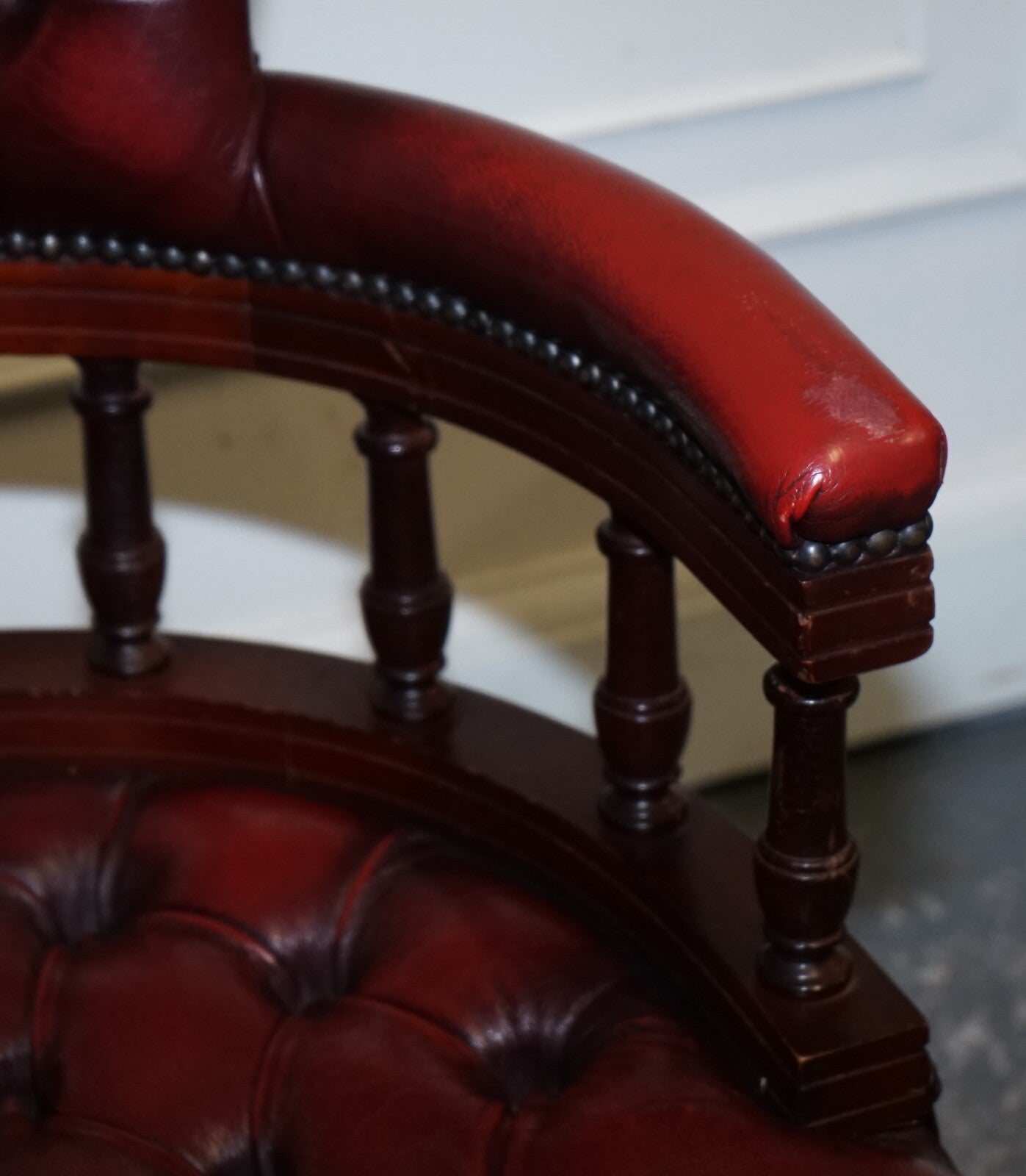 FINE 1950'S BURGUNDY CHESTERFIELD LEATHER CAPTAINS SWIVEL DESK CHAIR
