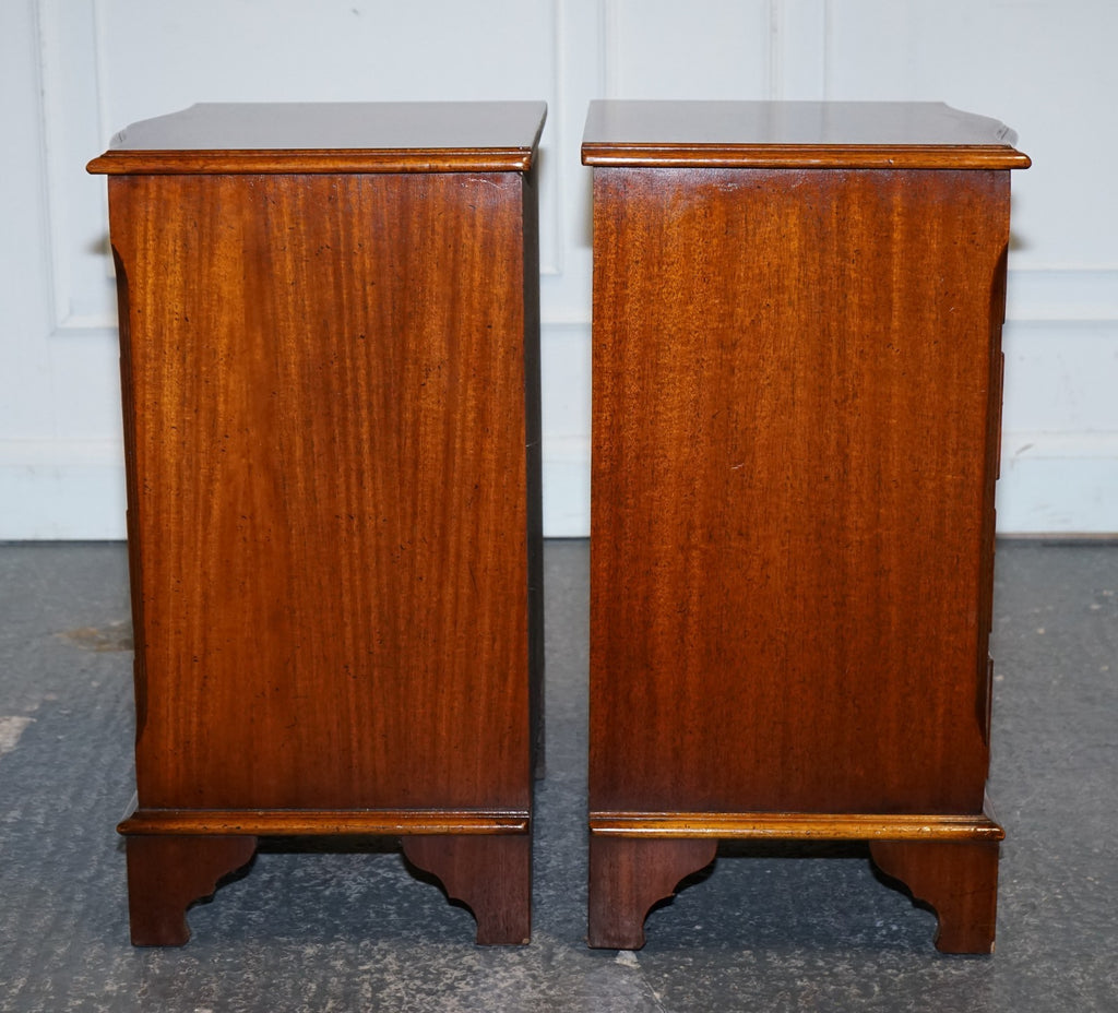 PAIR OF SERPENTINE GEORGIAN STYLE  NIGHTSTANDS BEDSIDE TABLES WITH FOUR DRAWERS