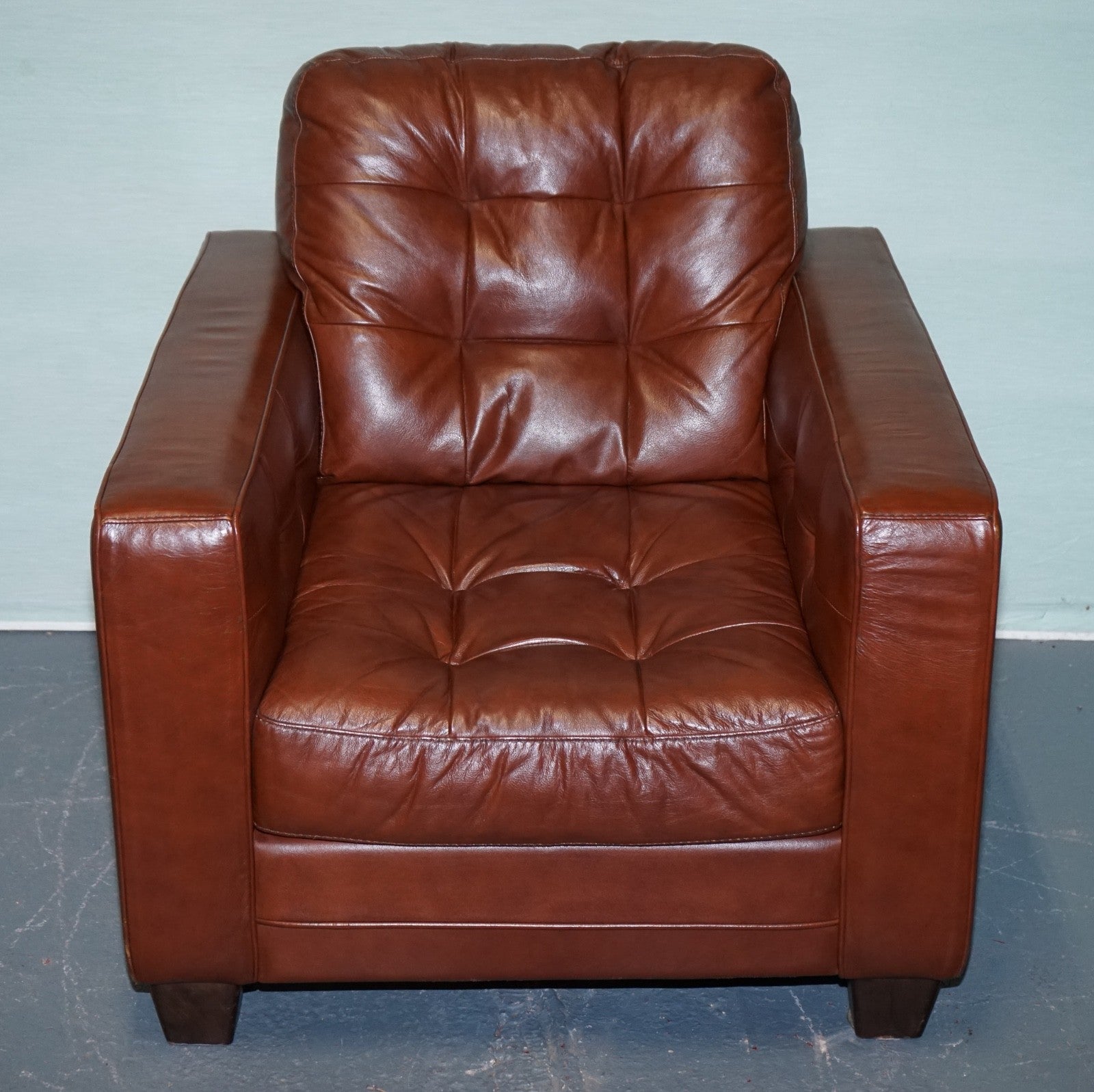 VINTAGE MINIMALIST BROWN LEATHER BUTTONED ARMCHAIR