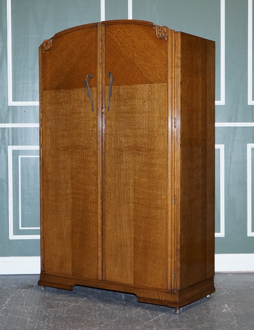 LARGE VINTAGE ART DECO OAK TWO DOOR WARDROBE