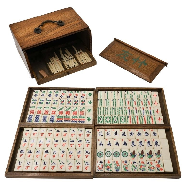 ANTIQUE 1920'S MAHJONG SET WITH ORIGINAL WOODEN BOX BONE & BAMBOO 144 TILES