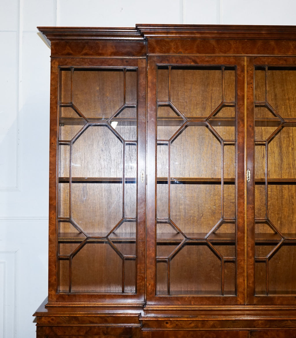 STUNNING LARGE GEORGIAN STYLE BURR WALNUT BREAKFRONT DISPLAY CABINET BOOKCASE