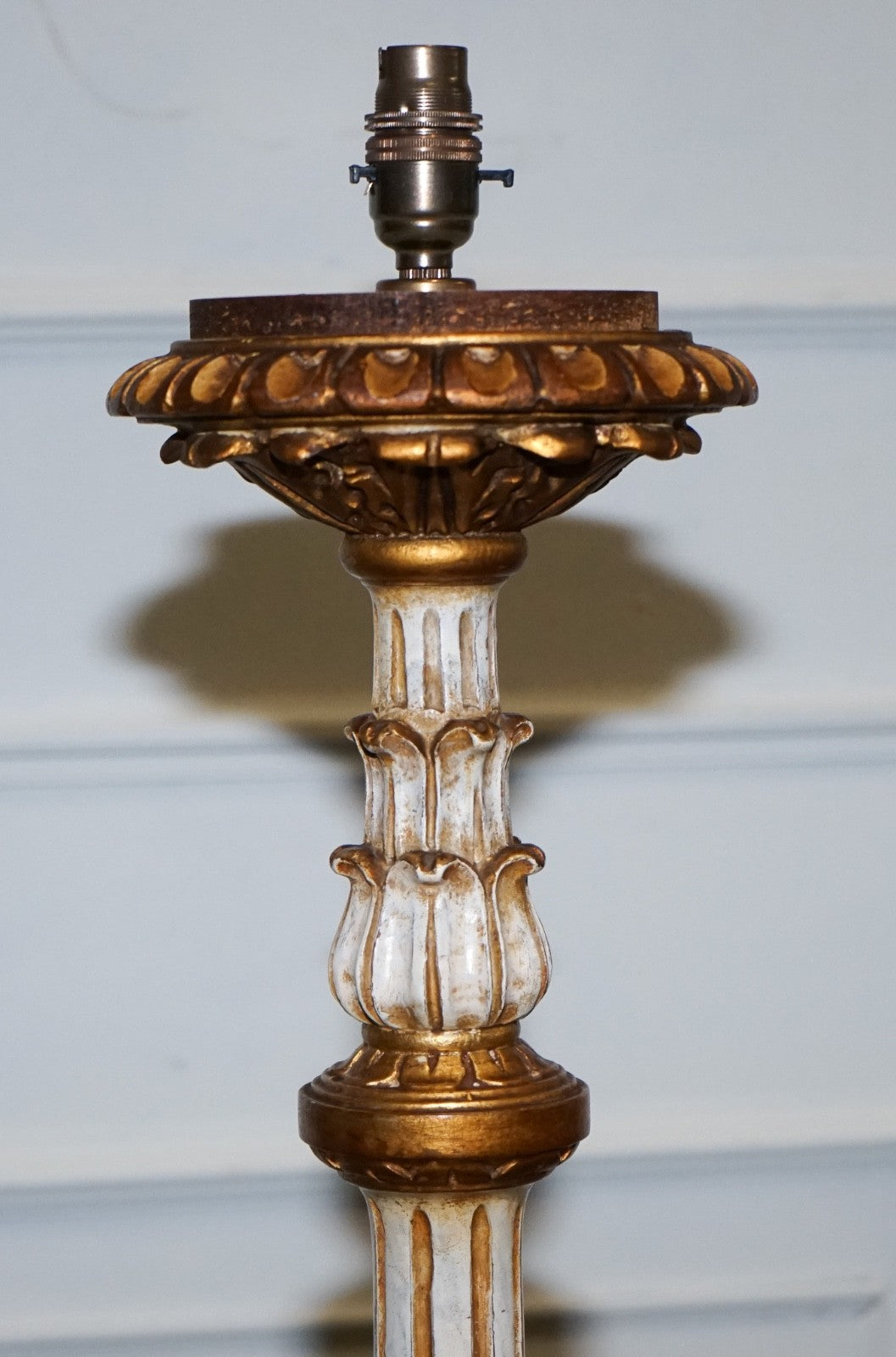 ITALIAN FLORENTINE STYLE CARVED & HAND PAINTED WHITE & GILT STANDARD FLOOR LAMP