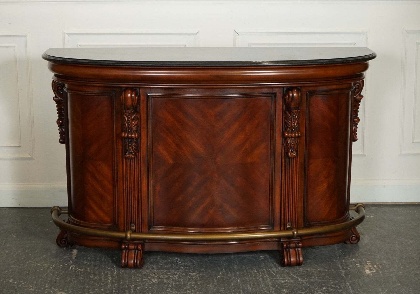 STUNNING HOWARD & MILLER STYLE AMERICAN BAR WITH GRANITE TOP & PAIR OF BARSTOOLS