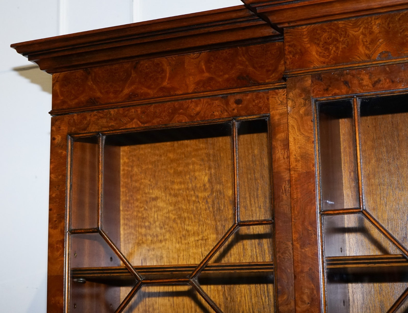 STUNNING LARGE GEORGIAN STYLE BURR WALNUT BREAKFRONT DISPLAY CABINET BOOKCASE