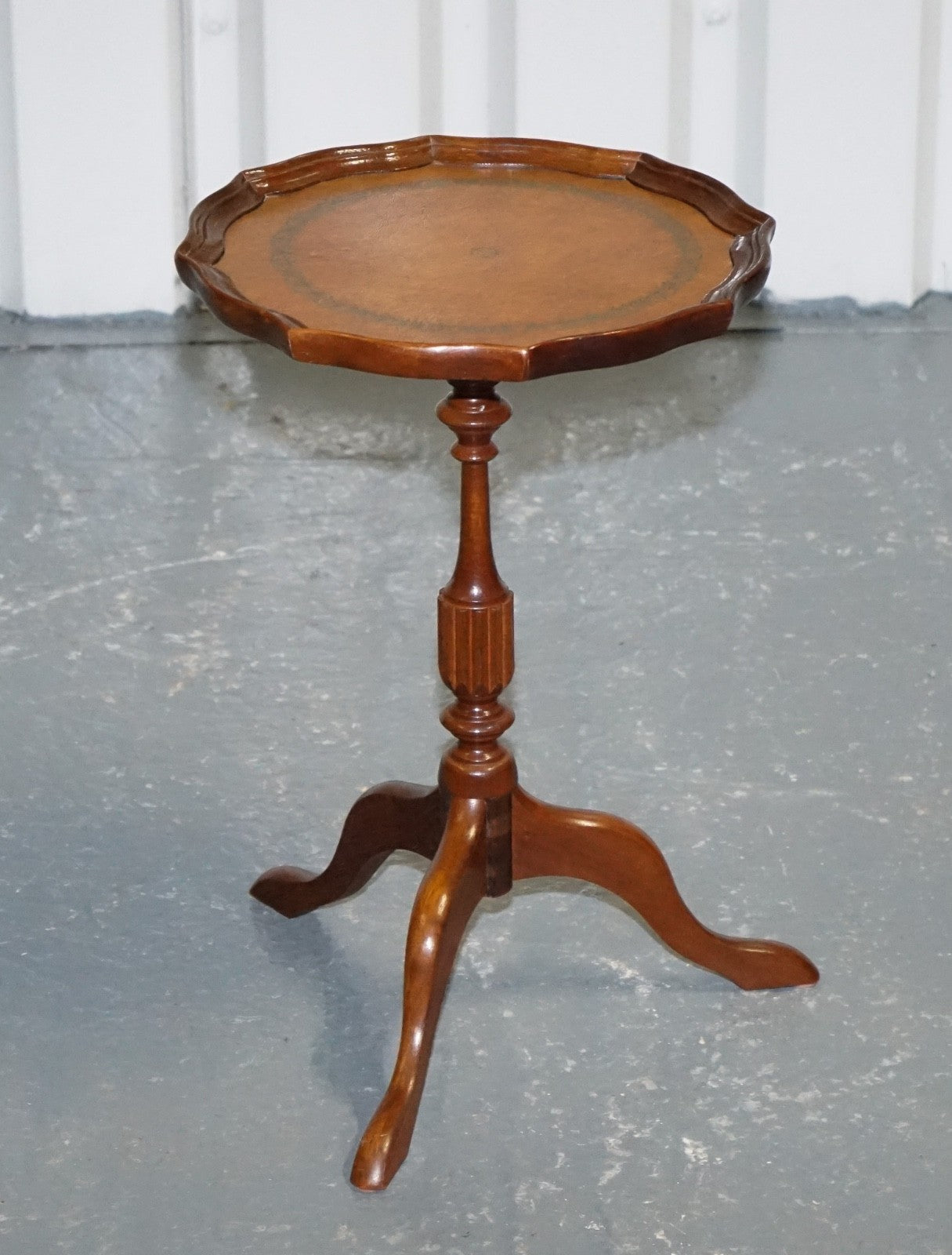 VINTAGE GEORGIAN STYLE TRIPOD TABLE WITH SCALLOPED EDGE & BROWN LEATHER TOP