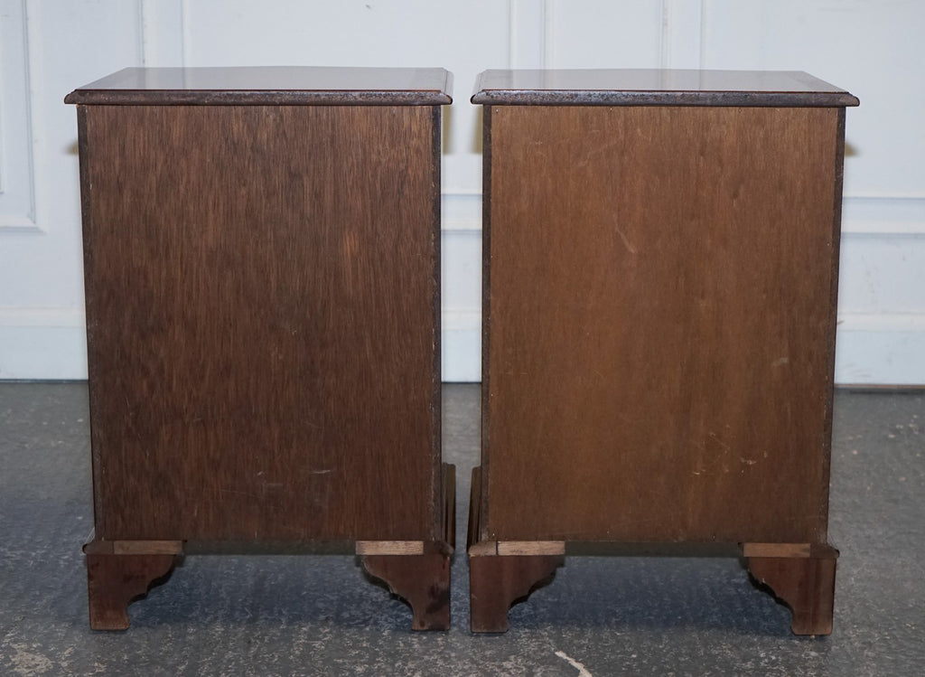 PAIR OF SERPENTINE GEORGIAN STYLE  NIGHTSTANDS BEDSIDE TABLES WITH FOUR DRAWERS