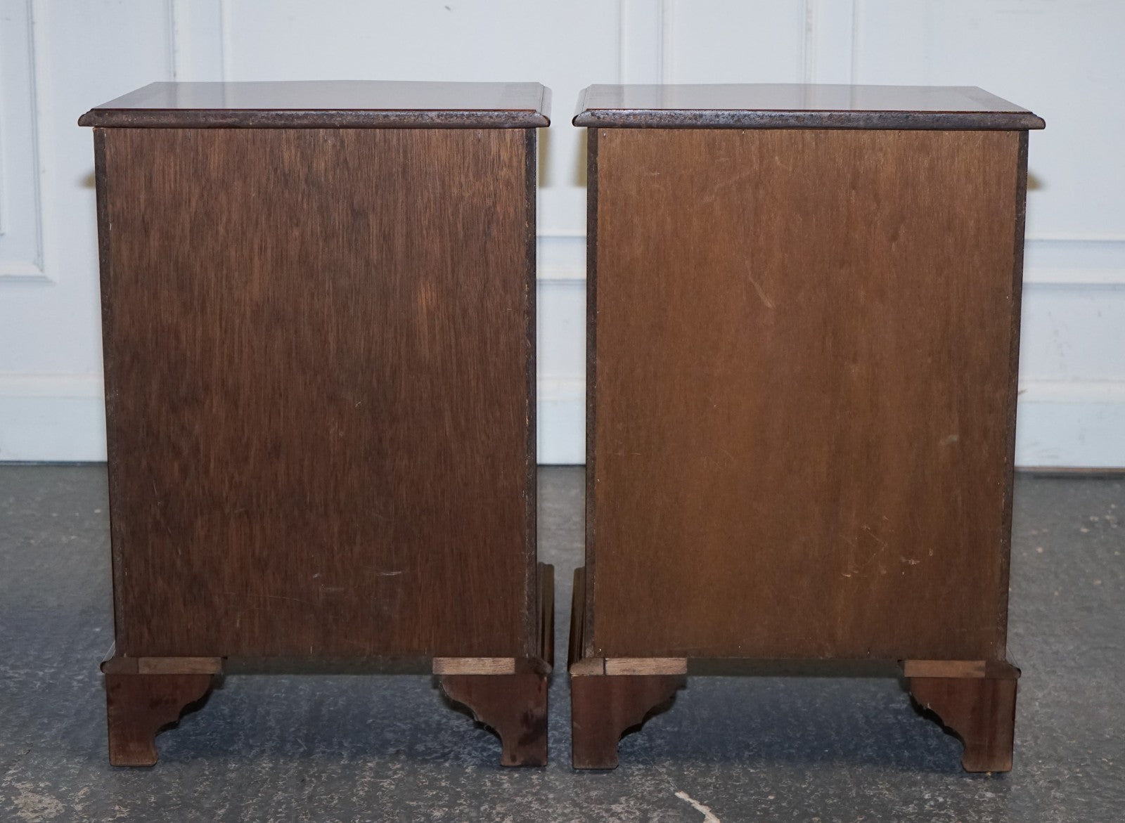 PAIR OF SERPENTINE GEORGIAN STYLE  NIGHTSTANDS BEDSIDE TABLES WITH FOUR DRAWERS