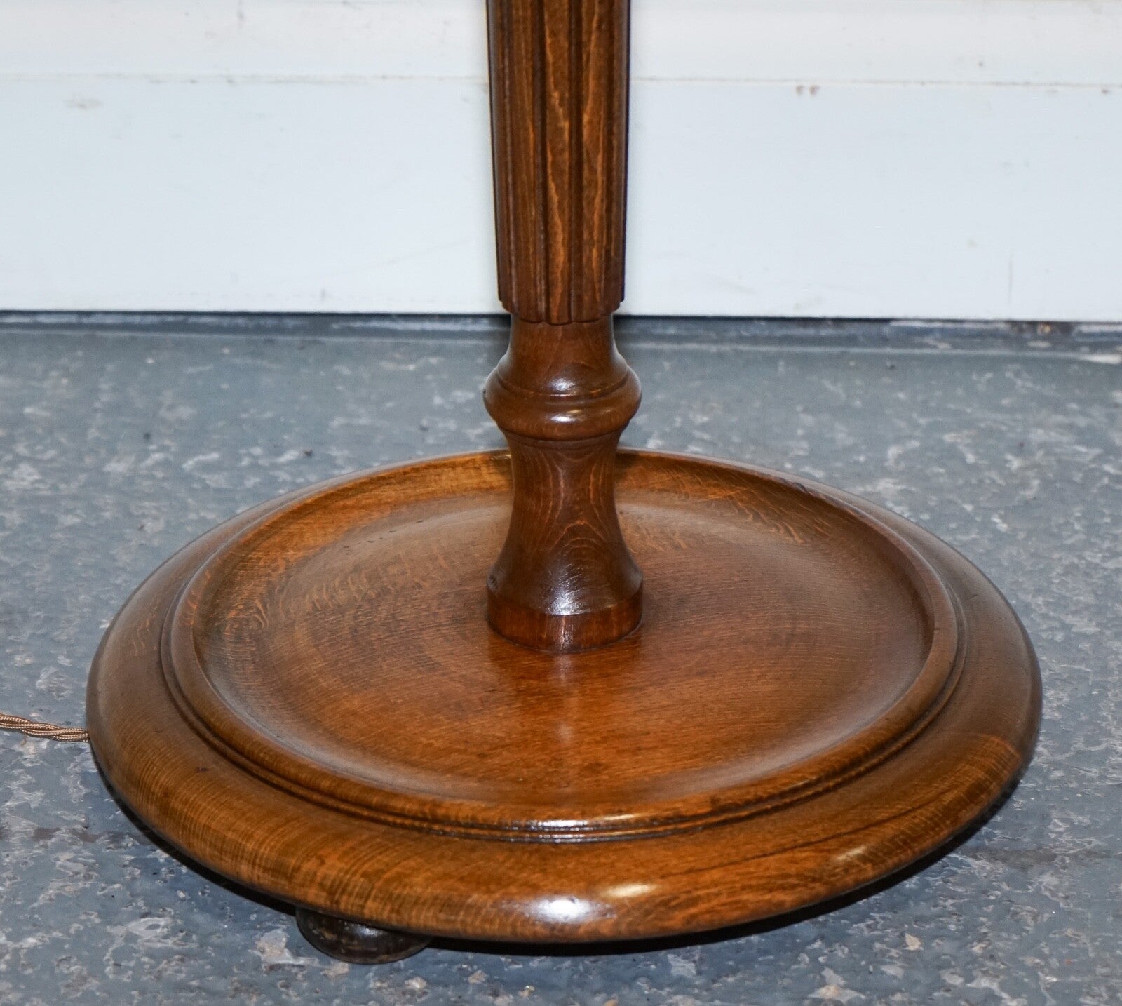 ANTIQUE 1930'S FRENCH POLISHED WALNUT STANDARD FLOOR LAMP