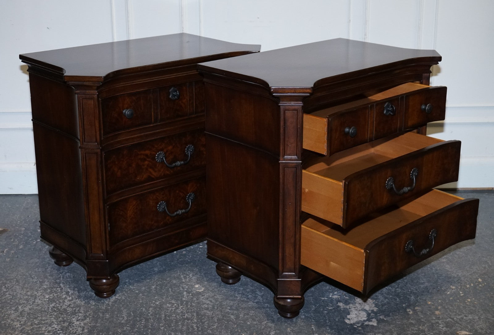 LARGE PAIR OF AMERICAN THOMASVILLE TRINIDAD NIGHTSTANDS BEDSIDE TABLES