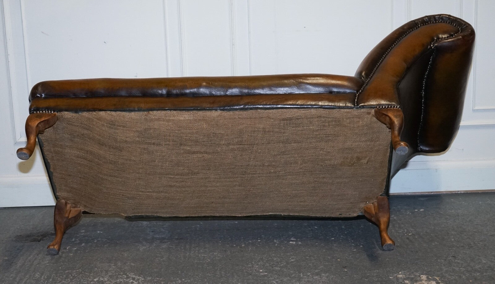 ANTIQUE RESTORED VICTORIAN BROWN LEATHER HAND DYED CHAISE LOUNGE SETTEE