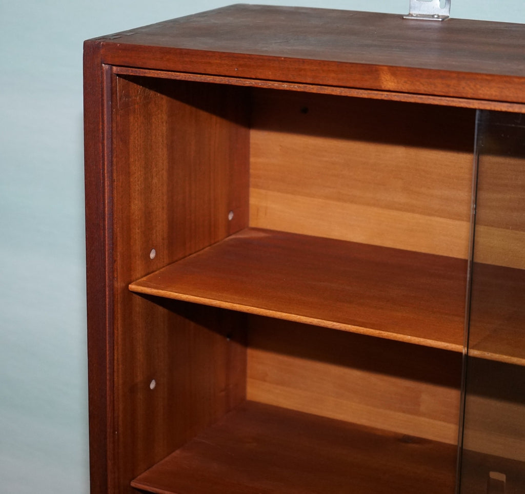 MID CENTURY BOOKCASE DISPLAY CABINET WITH GLASS SLiDING DOORS