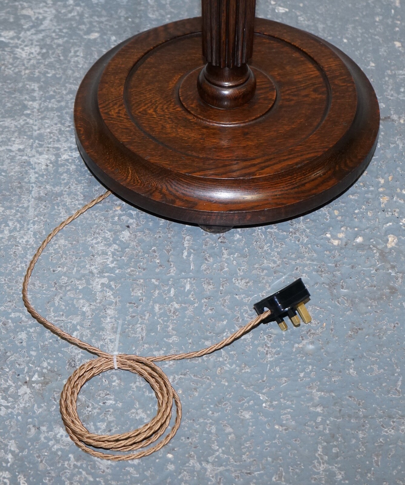 ANTIQUE TRADITIONAL OAK STANDARD FLOOR LAMP