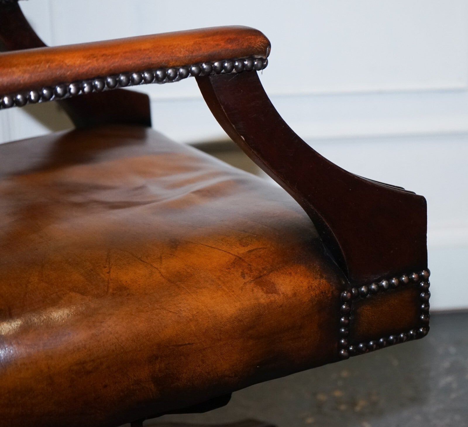 RARE CIGAR BROWN LEATHER CHESTERFIELD DIRECTIONS CONFERENCE LEATHER CHAIR