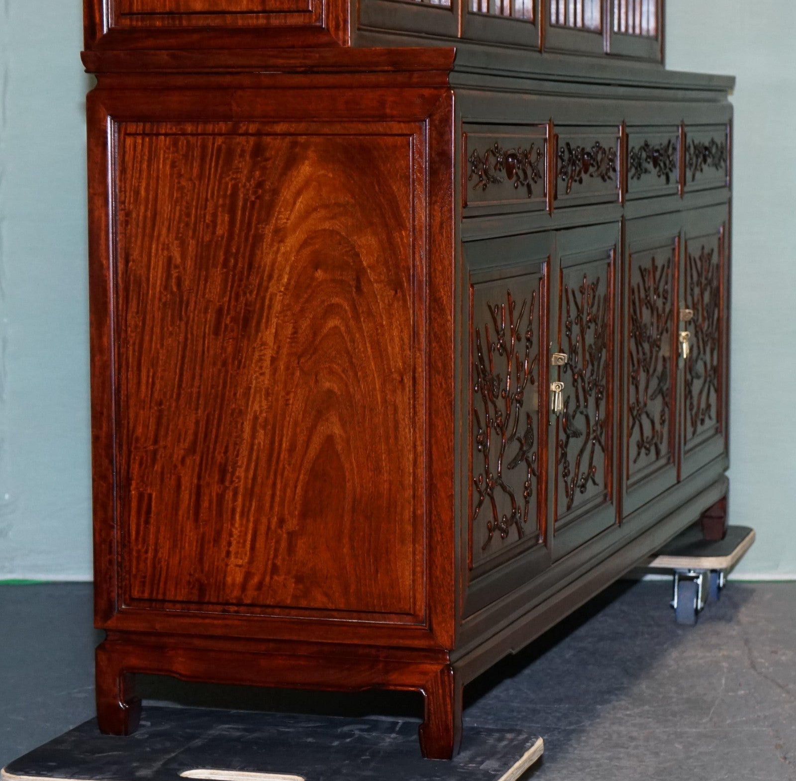 LARGE VINTAGE ORIENTAL CHINESE CARVED SOLID BOOKCASE DISPLAY CABINET WITH LIGHTS