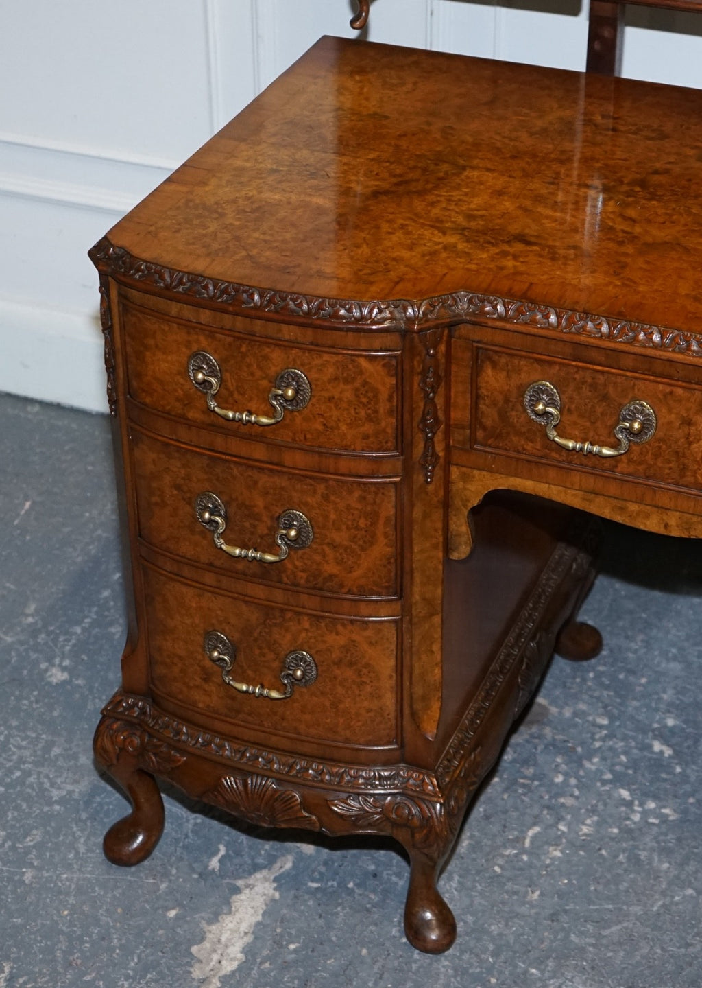 FINE ANTIQUE 1920'S BURR WALNUT HAND CARVED DRESSING TABLE WITH  FOLDING MIRRORS