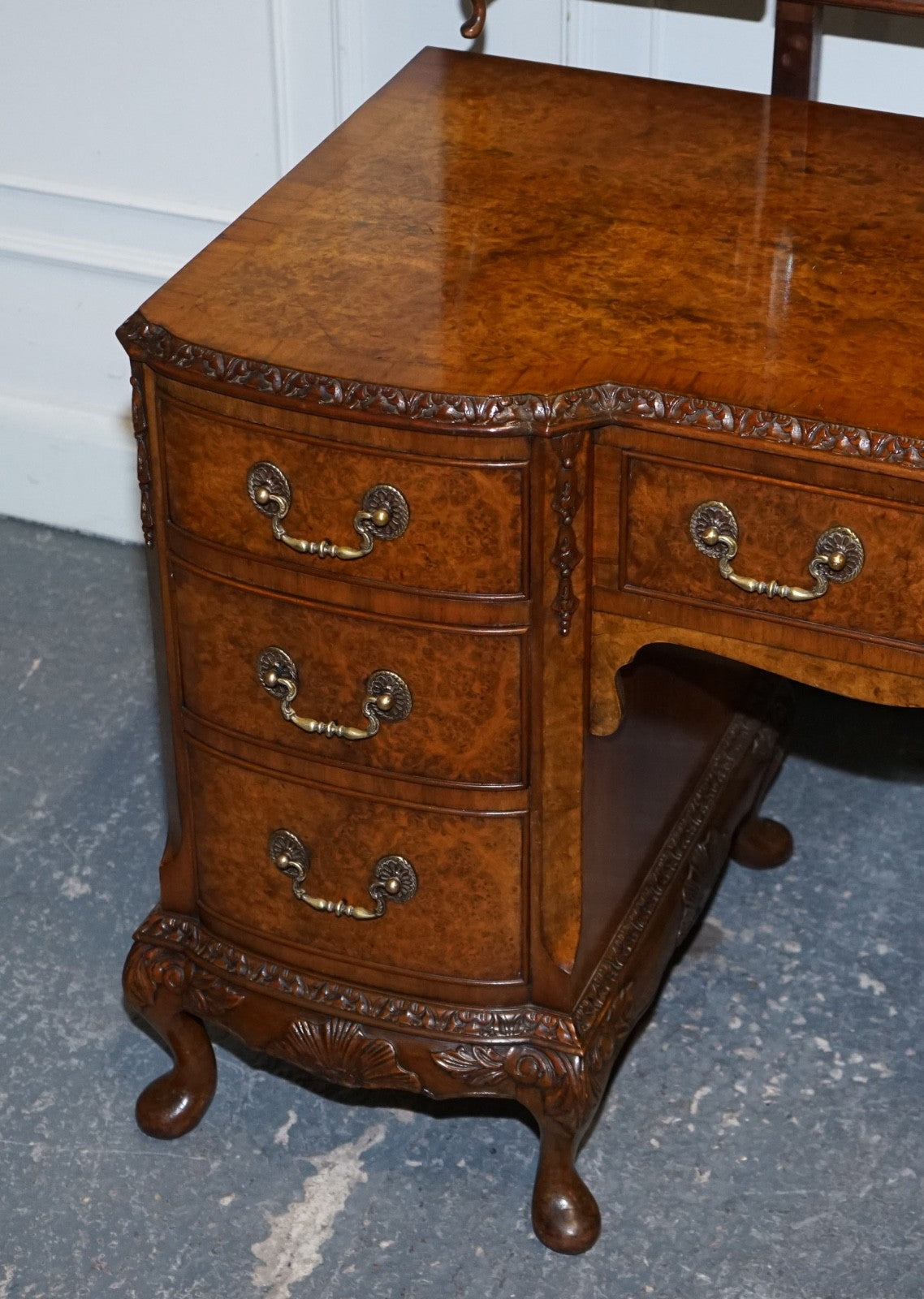 FINE ANTIQUE 1920'S BURR WALNUT HAND CARVED DRESSING TABLE WITH  FOLDING MIRRORS