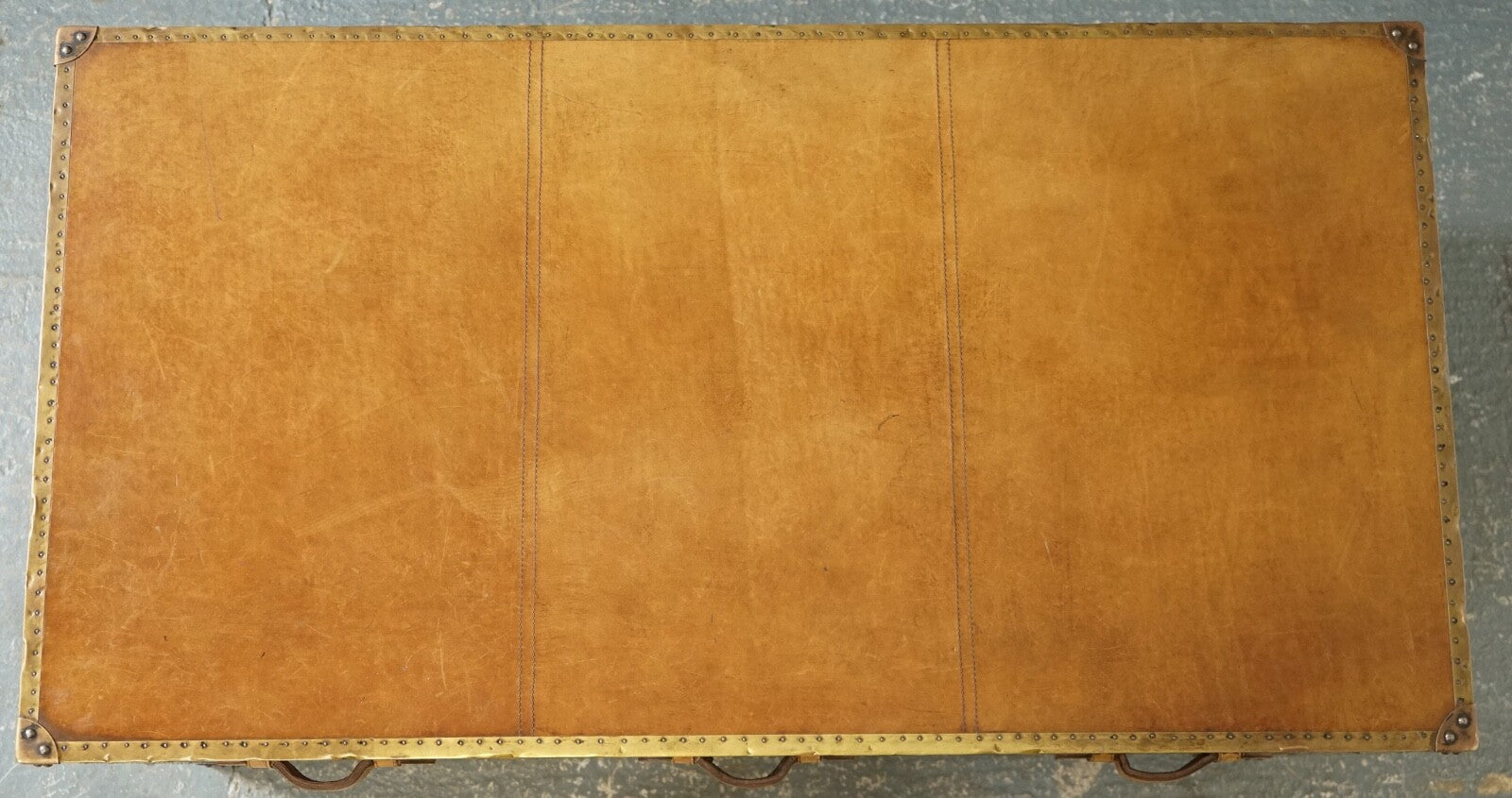 ABSOLUTELY STUNNING VINTAGE FULL LEATHER DESK WITH THREE DRAWERS MADE BY ESQUIRE