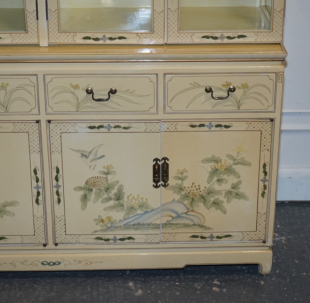 VINTAGE ORIENTAL ASIAN CHINOISERIE CREAM LACQUER HAND PAINTED DISPLAY CABINET