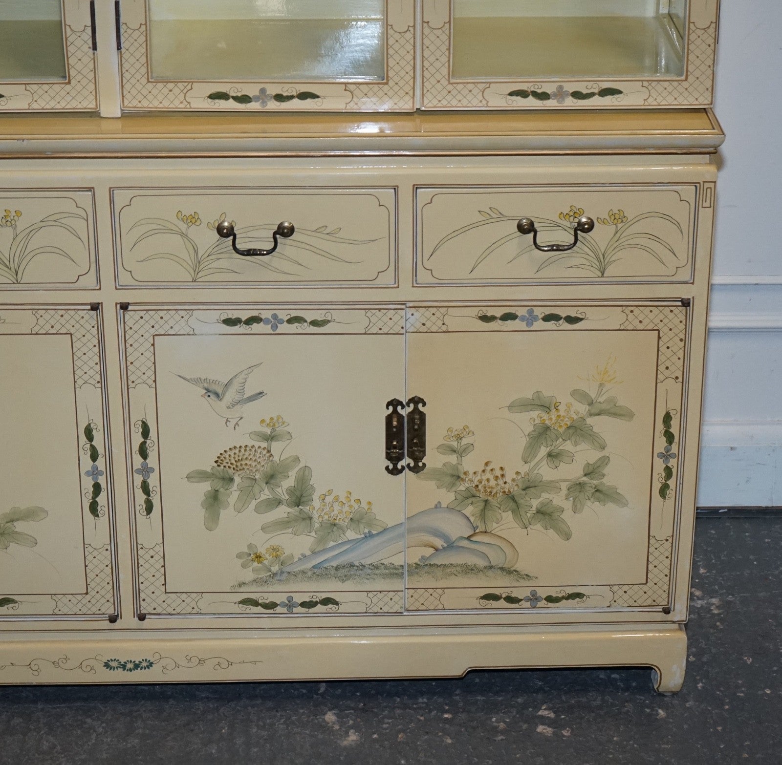 VINTAGE ORIENTAL ASIAN CHINOISERIE CREAM LACQUER HAND PAINTED DISPLAY CABINET
