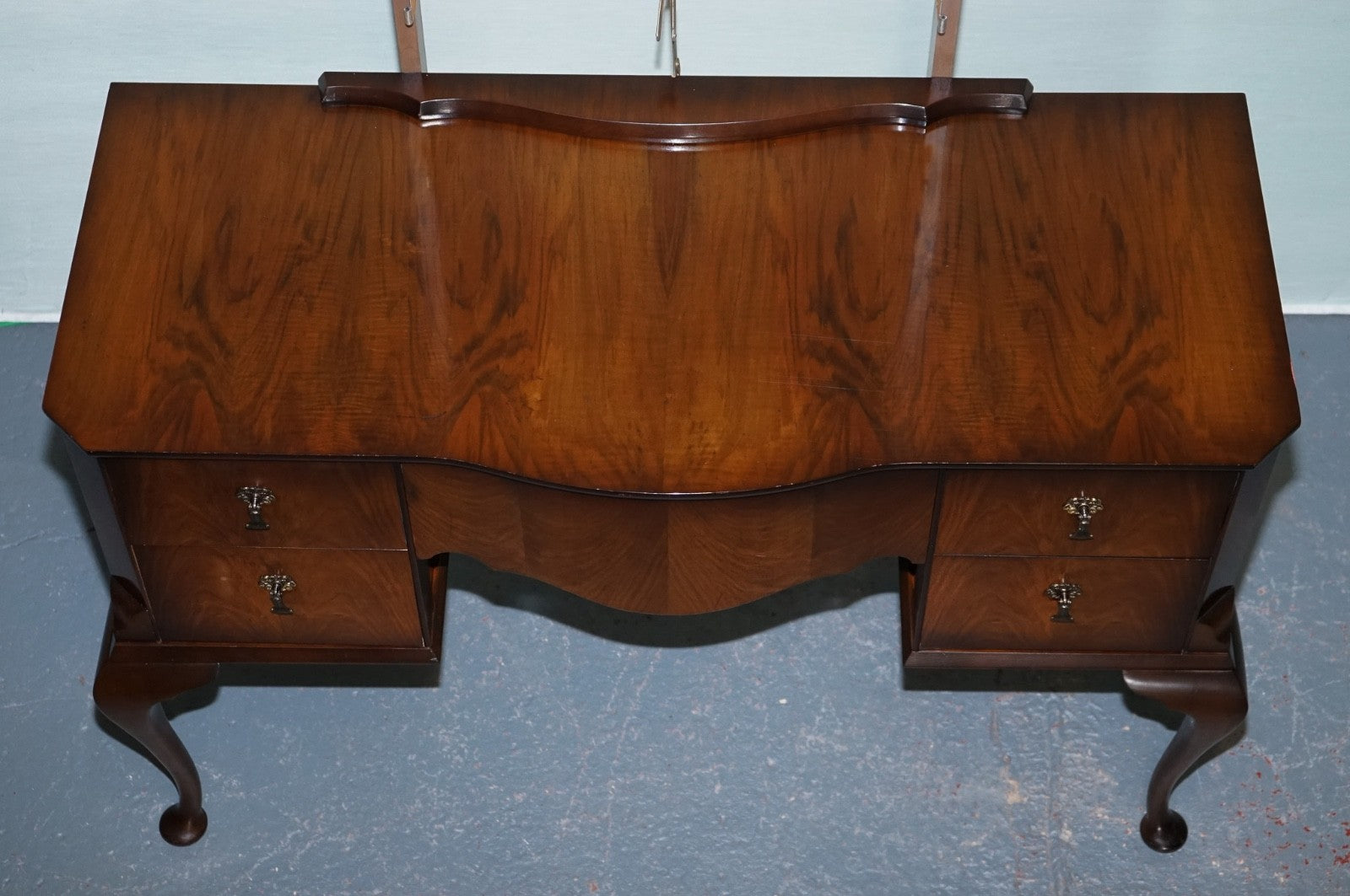 VINTAGE QUEEN ANNE STYLE LEGS DRESSING TABLE VANITY WITH LARGE MIRROR