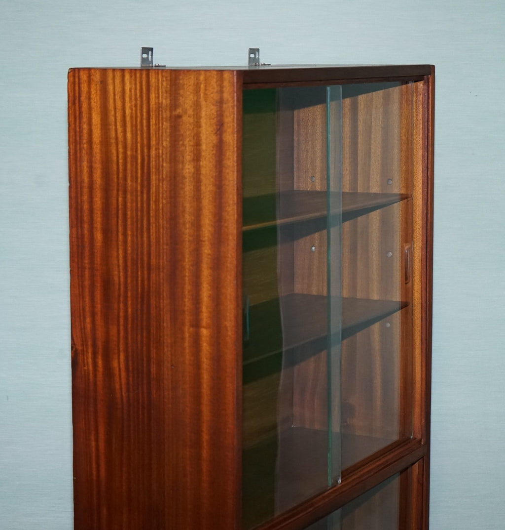 MID CENTURY BOOKCASE DISPLAY CABINET WITH GLASS SLiDING DOORS