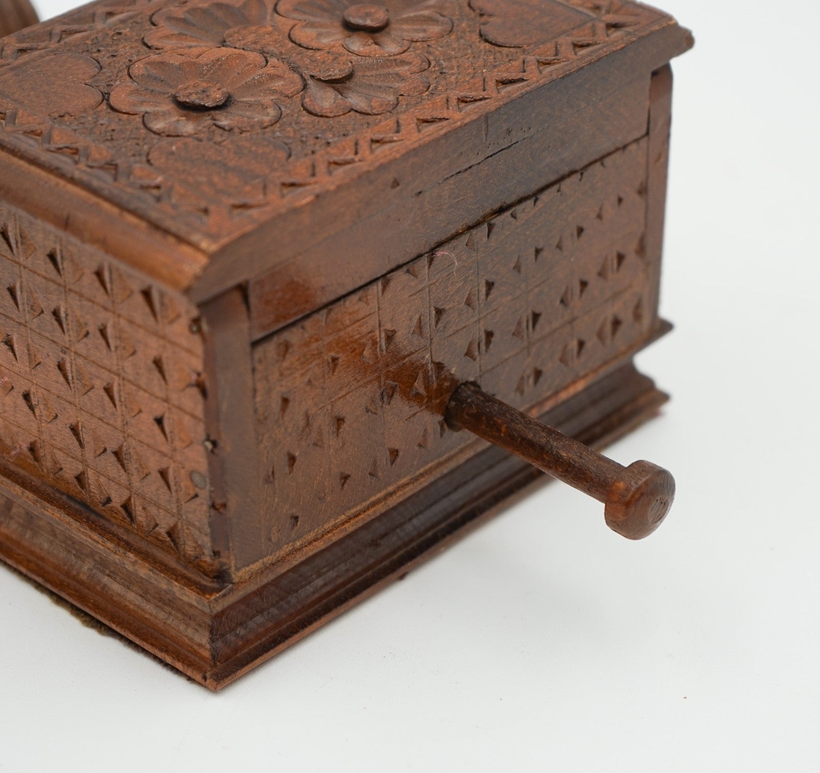 CIRCA 1950'S BIRDIE CIGARETTE DISPENSER CARVED WOOD BOX