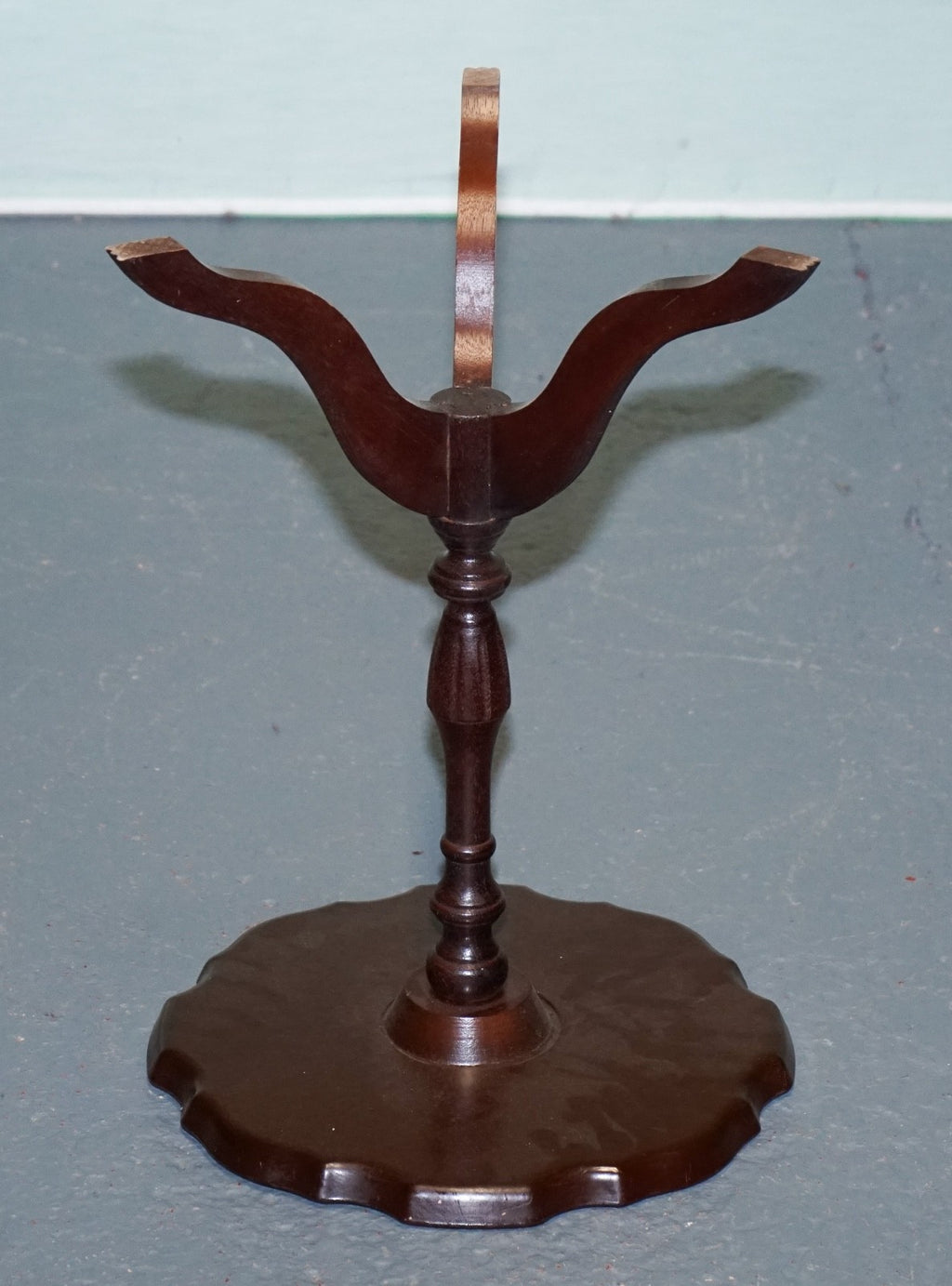 VINTAGE GEORGIAN STYLE TRIPOD WINE TABLE WITH SCALLOPED EDGE & LEATHER INSET TOP