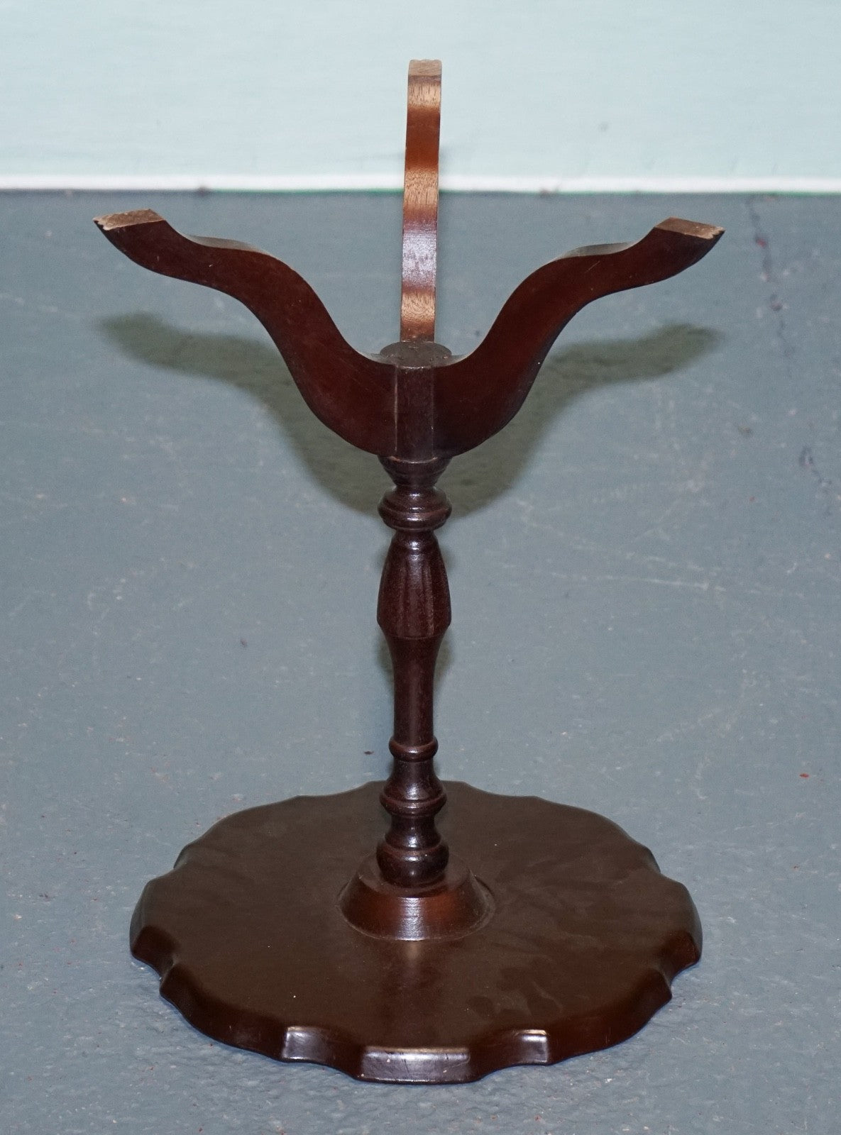 VINTAGE GEORGIAN STYLE TRIPOD WINE TABLE WITH SCALLOPED EDGE & LEATHER INSET TOP