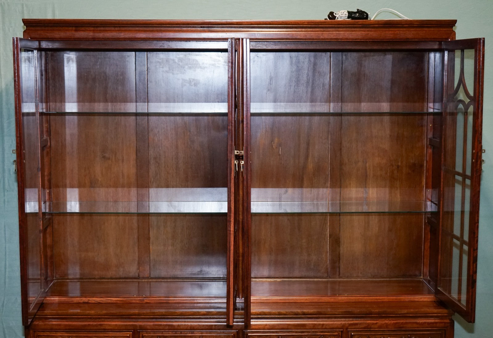 LARGE VINTAGE ORIENTAL CHINESE CARVED SOLID BOOKCASE DISPLAY CABINET WITH LIGHTS