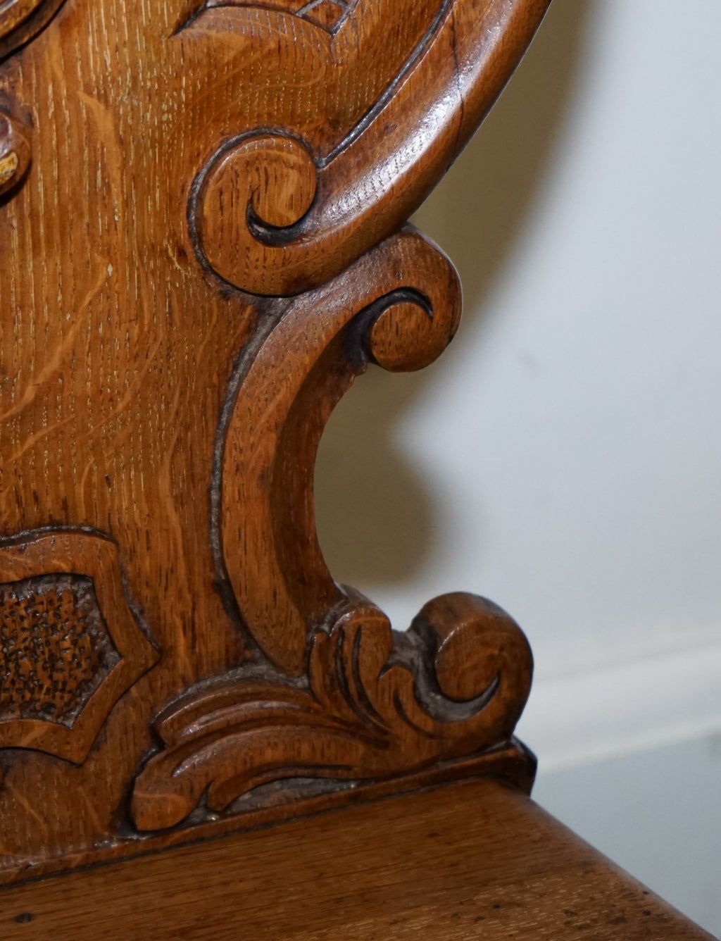ANTIQUE PAIR OF VICTORIAN SOLID OAK CARVED HALLWAY CHAIRS WITH LION PAW FEET