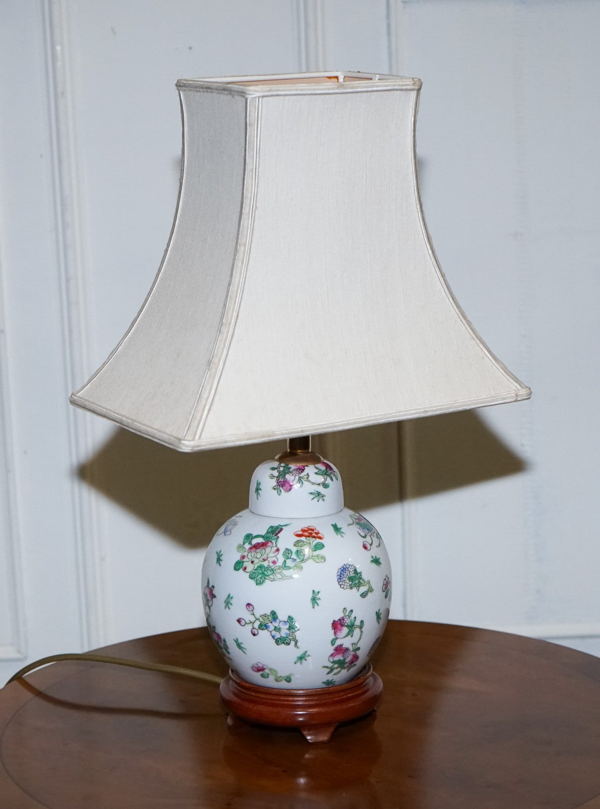 PAIR OF VINTAGE ORIENTAL ASIAN HAND PAINTED TABLE LAMPS WITH LAMP SHADES