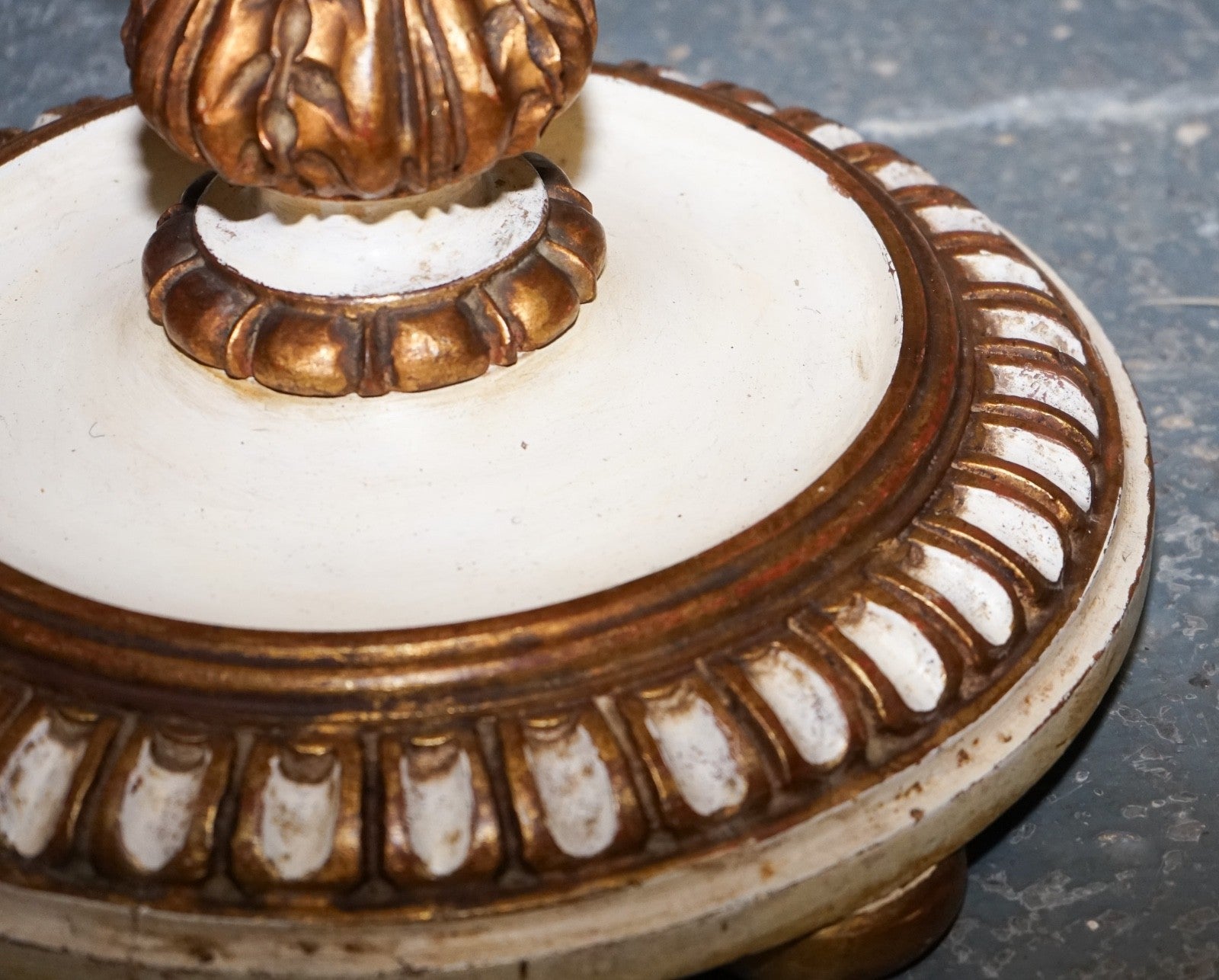 ITALIAN FLORENTINE STYLE CARVED & HAND PAINTED WHITE & GILT STANDARD FLOOR LAMP