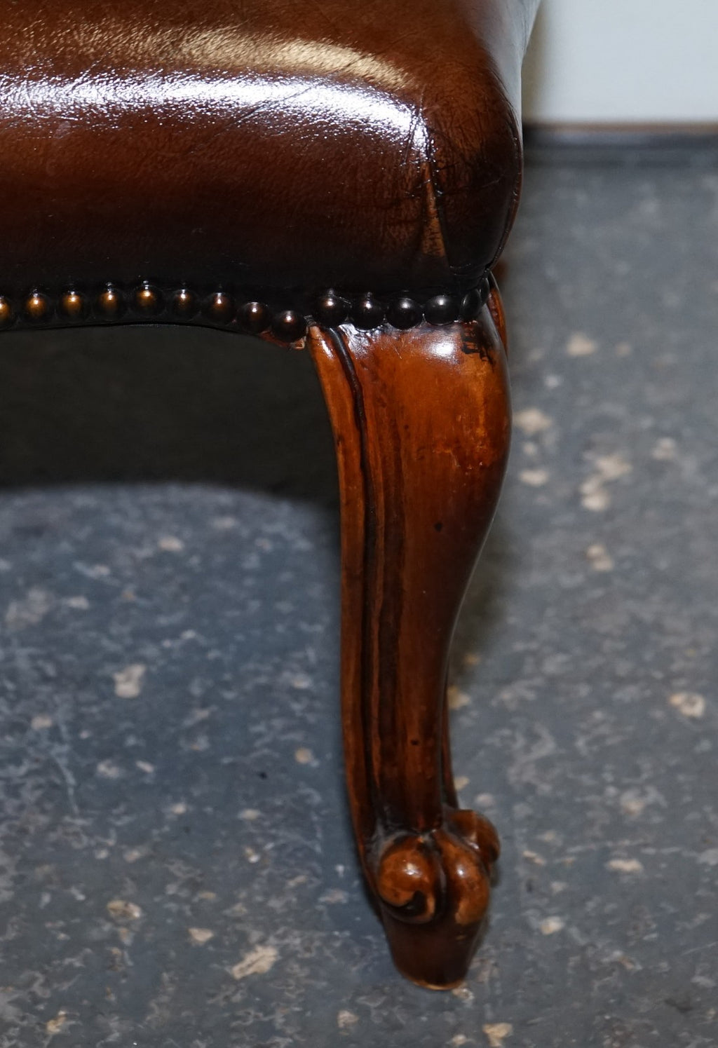 ANTIQUE SHOW FRAMED VICTORIAN CHESTERFIELD DYED LEATHER ARMCHAIR & FOOTSTOOL