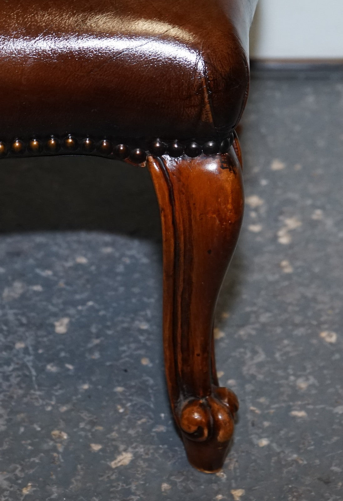 ANTIQUE SHOW FRAMED VICTORIAN CHESTERFIELD DYED LEATHER ARMCHAIR & FOOTSTOOL