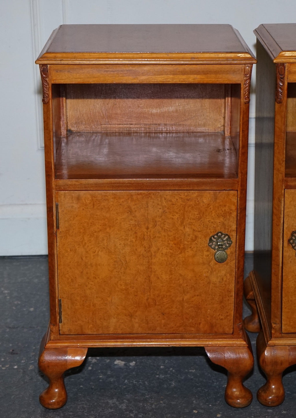 ANTIQUE PAIR OF ART DECO 1920'S LIGHT WALNUT  NIGHTSTANDS BEDSIDE TABLES