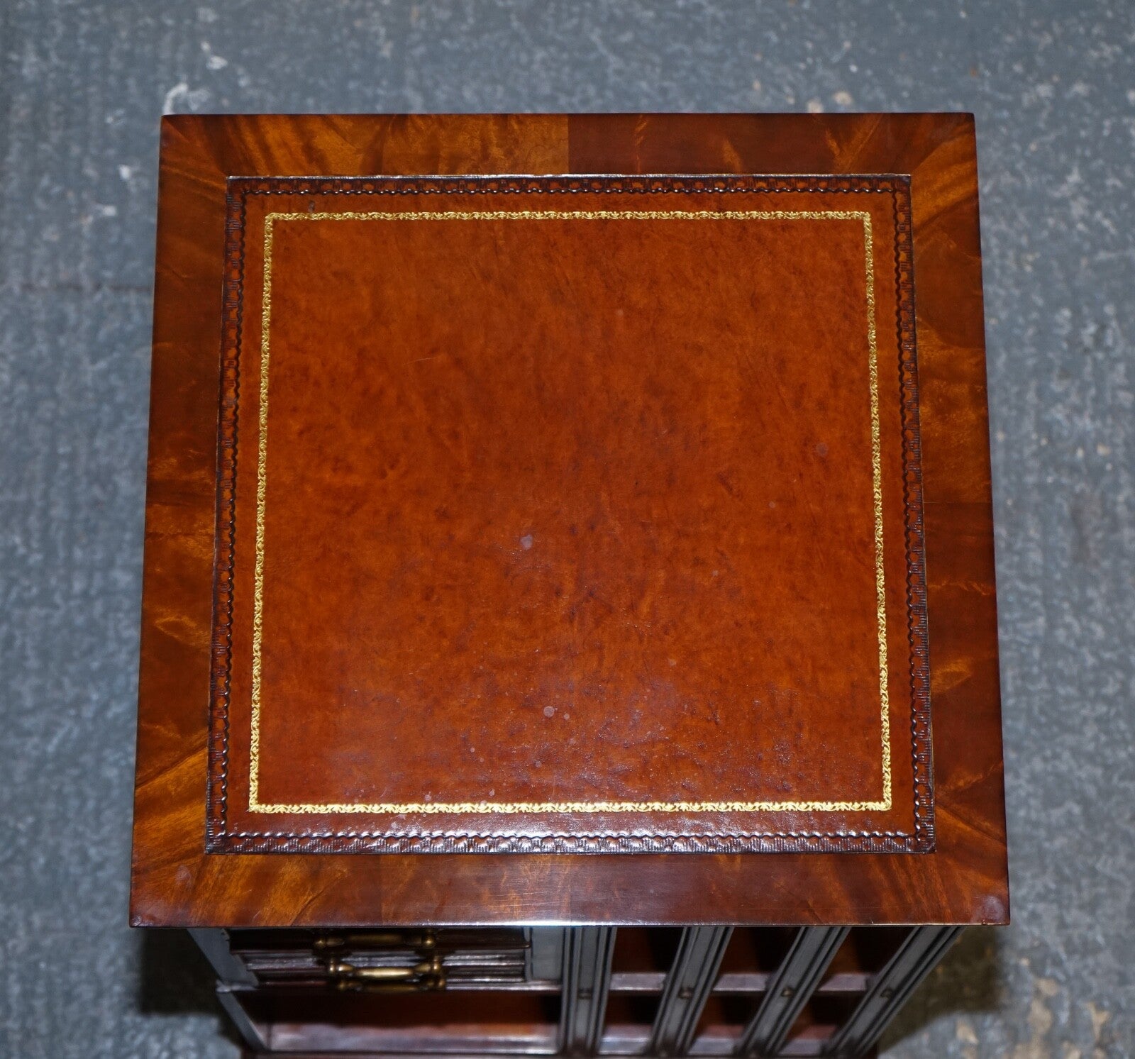 STUNNING REVIVAL INLAID REVOLVING BOOKCASE END TABLE WITH BROWN AGED LEATHER TOP