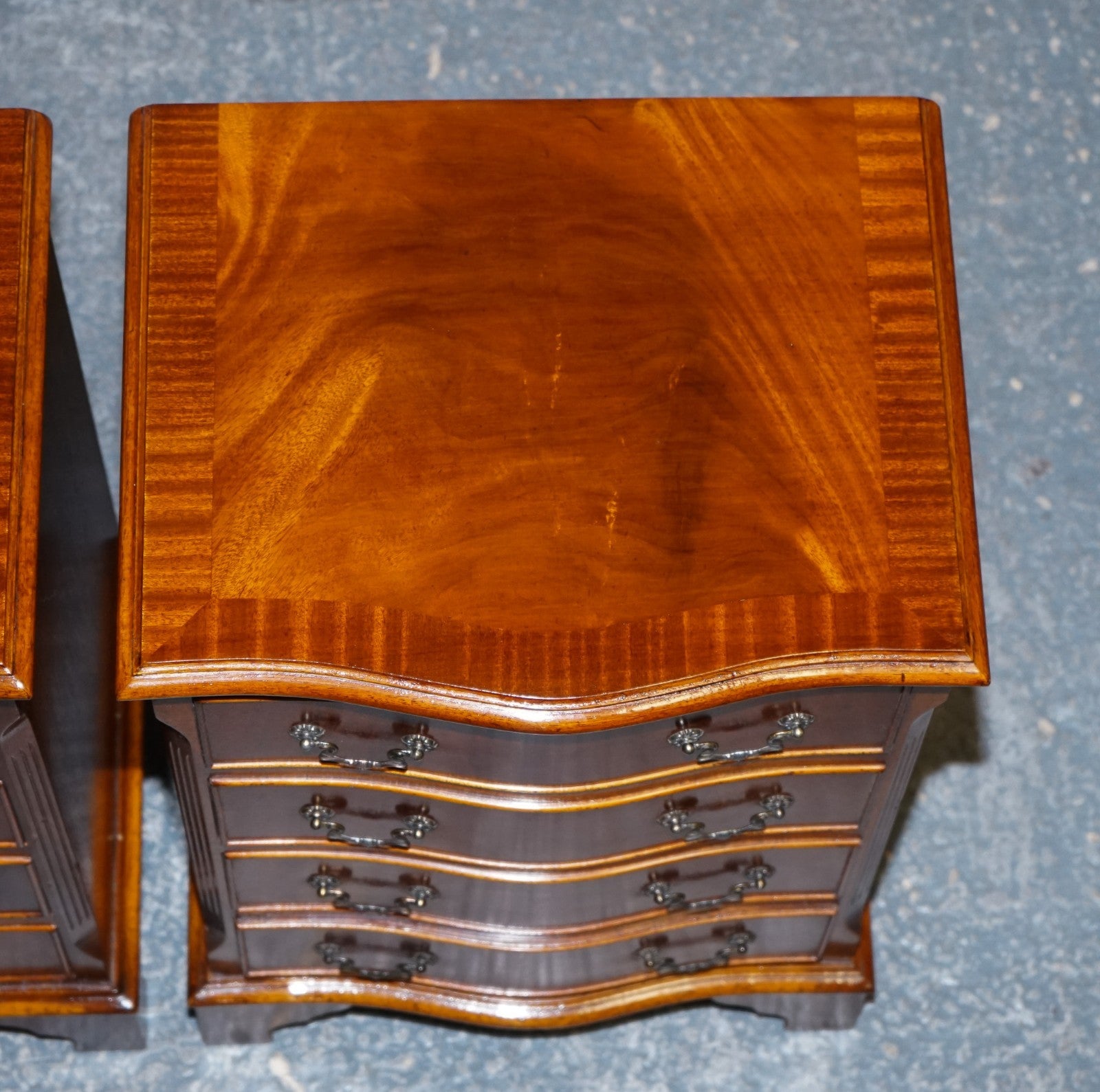 PAIR OF SERPENTINE GEORGIAN STYLE  NIGHTSTANDS BEDSIDE TABLES WITH FOUR DRAWERS