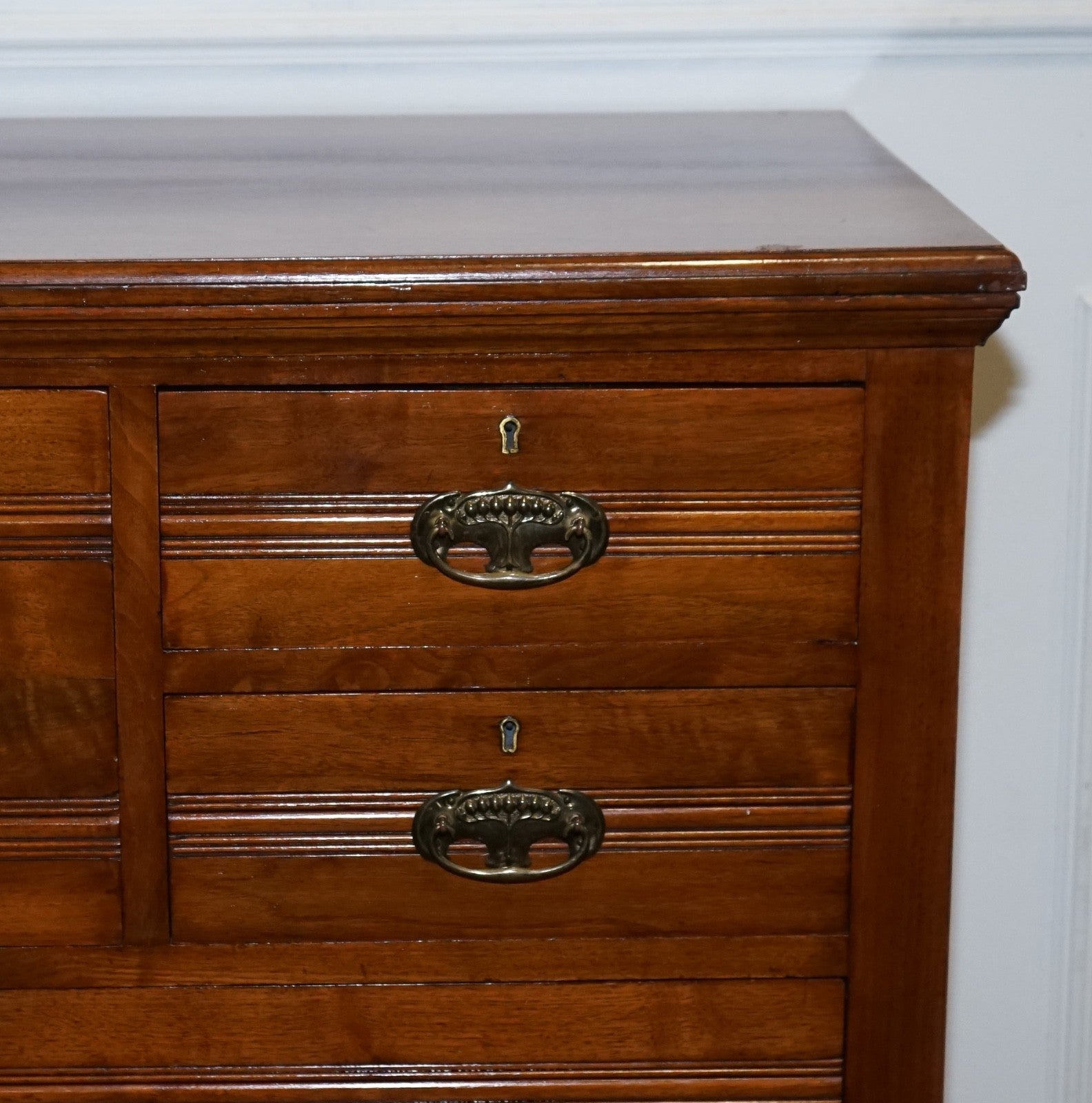 ANTIQUE 1904 ARTS & CRAFTS PERIOD CHEST OF DRAWERS MADE BY HARRIS LEBUS