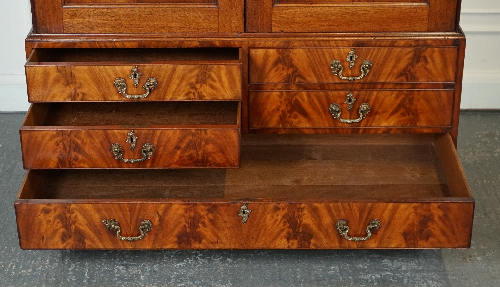 1800 ANTIQUE ENGLISH GEORGIAN FLAMED HARDWOOD LINEN PRESS WARDROBE ARMOIRE J1