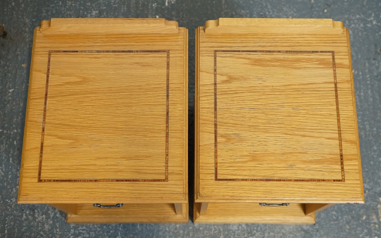 VINTAGE PAIR OF OAK KEATS BEDSIDE NIGHTSTAND CABINET MADE BY CURTIS FURNITURE J1